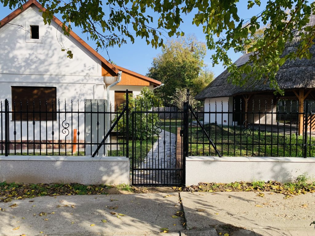 Kovácsoltvas kerítés lakatos kivitelezés kecskemét kivitelező