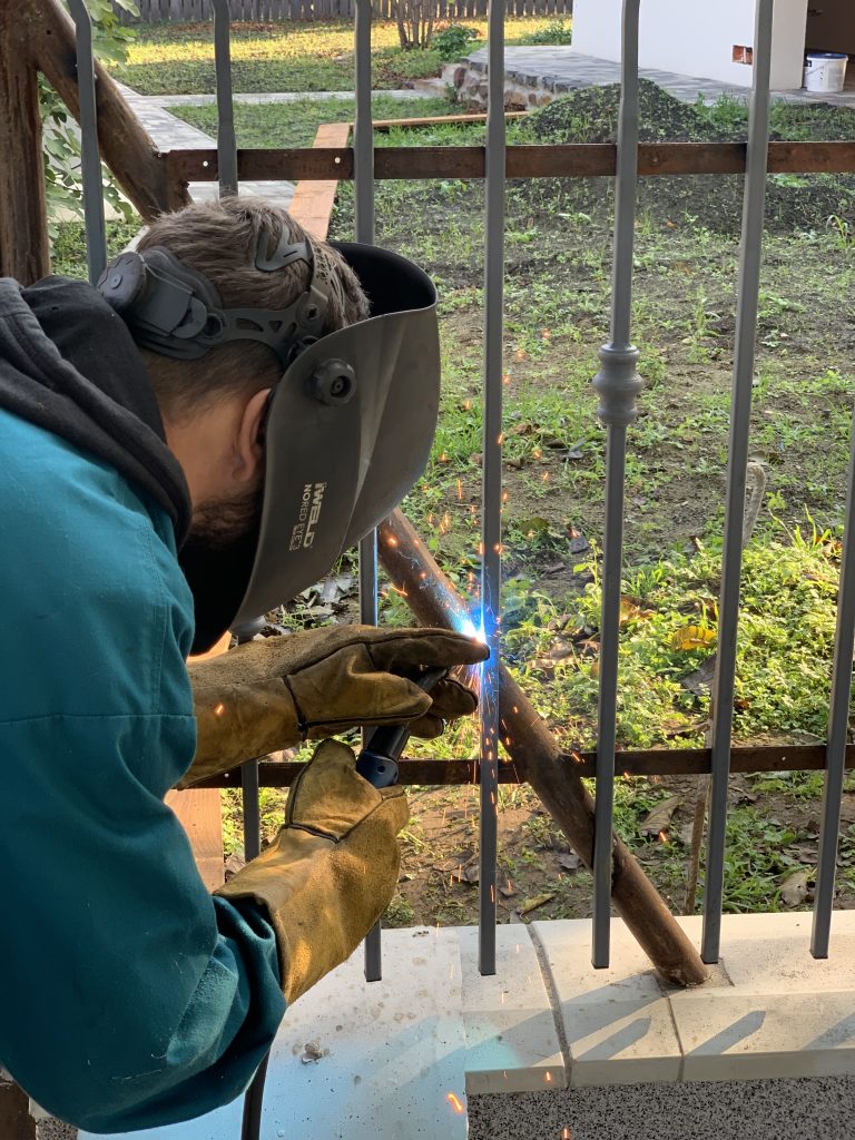 Kovácsoltvas kerítés lakatos kivitelezés kecskemét kivitelező