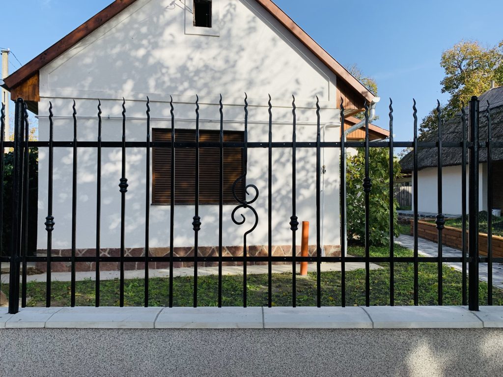 Kovácsoltvas kerítés lakatos kivitelezés kecskemét kivitelező