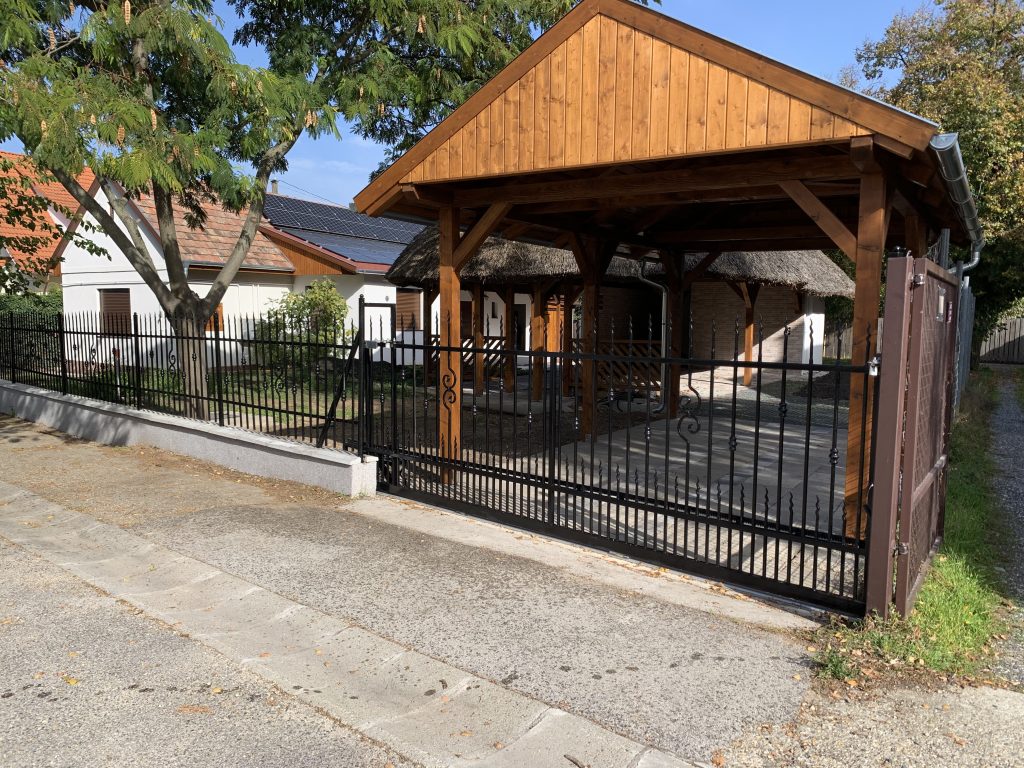 Kovácsoltvas kerítés lakatos kivitelezés kecskemét kivitelező