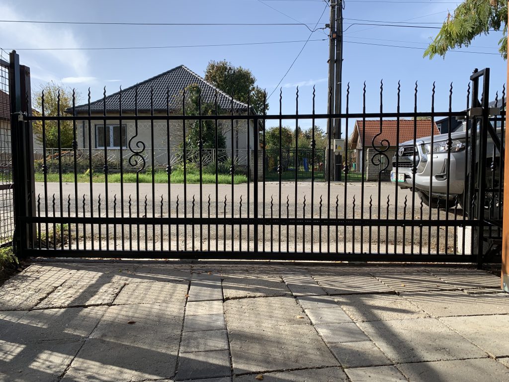 Kovácsoltvas kerítés lakatos kivitelezés kecskemét kivitelező