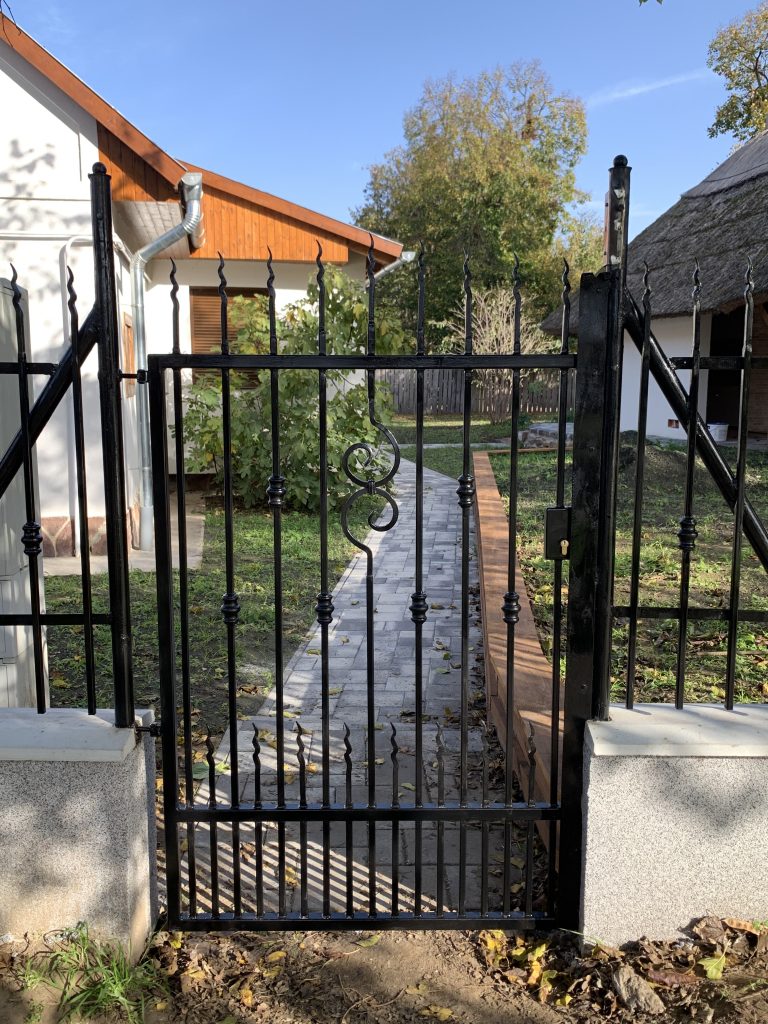 Kovácsoltvas kerítés lakatos kivitelezés kecskemét kivitelező