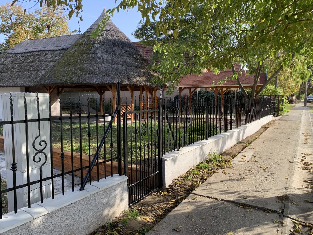 Kovácsoltvas kerítés lakatos kivitelezés kecskemét kivitelező